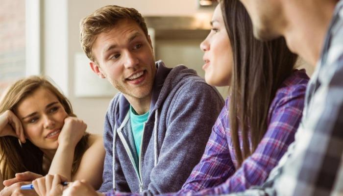 Los estudiantes interactúan entre sí - Cómo diseñar carteles inteligentes para el consejo estudiantil, 30 ideas para impulsar tu creatividad - Imagen