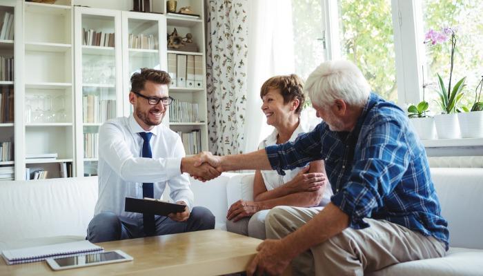 Hombre mayor y hombre joven dándose la mano - La guía definitiva para el marketing relacional - Imagen